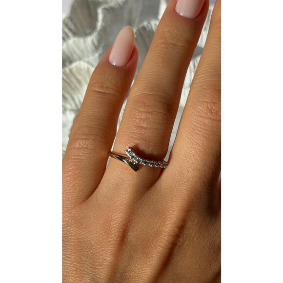 Elegant 10K Yellow Gold Diamond 0.11 ct Ring Size 7